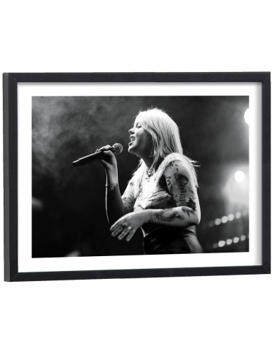 Tableau Louane concert noir et blanc