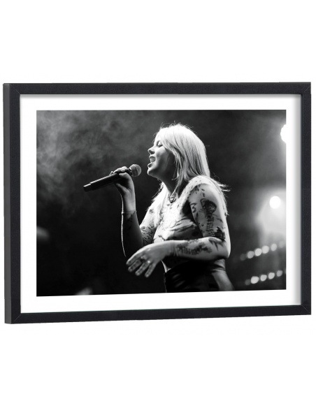 Tableau Louane concert noir et blanc