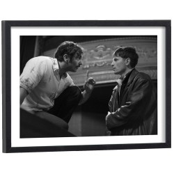 Scène dramatique du film Yannick en noir et blanc - affiche cinéma encadrée cadre bois