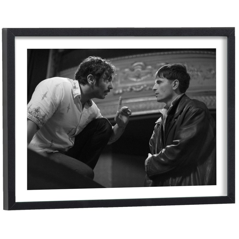 Scène dramatique du film Yannick en noir et blanc - affiche cinéma encadrée cadre bois