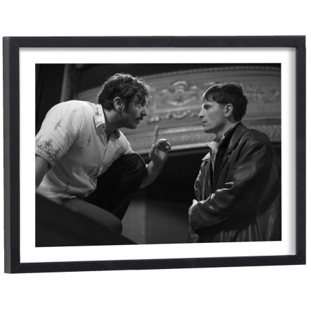 Scène dramatique du film Yannick en noir et blanc - affiche cinéma encadrée cadre bois