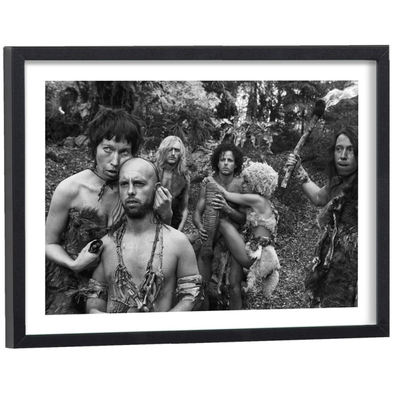 Affiche du film RRRrrrr!!! avec acteurs en costumes préhistoriques - poster cinéma encadré noir et blanc