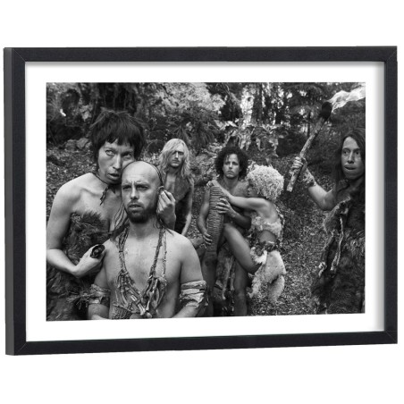 Affiche du film RRRrrrr!!! avec acteurs en costumes préhistoriques - poster cinéma encadré noir et blanc