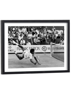 Yannick Noah plongeant sur un court de tennis - affiche sport vintage noir et blanc encadrée bois