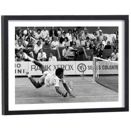 Yannick Noah plongeant sur un court de tennis - affiche sport vintage noir et blanc encadrée bois