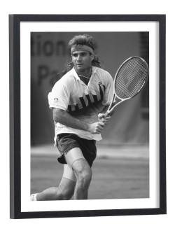 André Agassi en action sur court de tennis - affiche sport encadrée noir et blanc