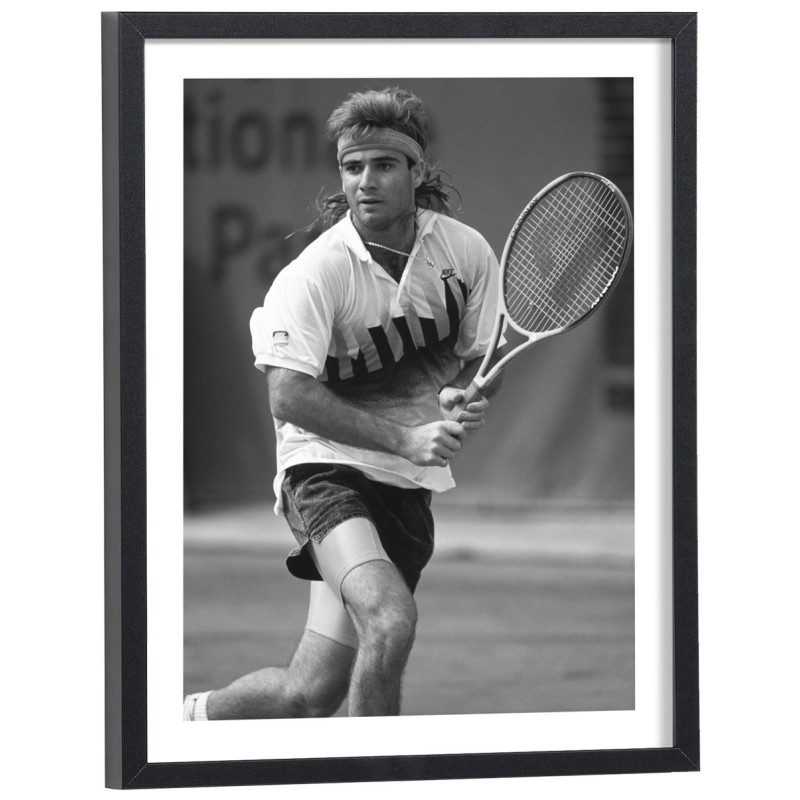 André Agassi en action sur court de tennis - affiche sport encadrée noir et blanc