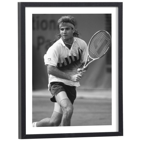 André Agassi en action sur court de tennis - affiche sport encadrée noir et blanc