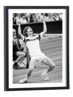 John McEnroe en célébration de victoire - affiche tennis vintage noir et blanc cadre bois
