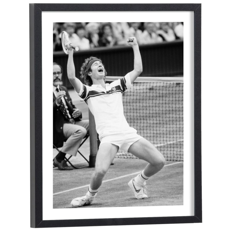 John McEnroe en célébration de victoire - affiche tennis vintage noir et blanc cadre bois