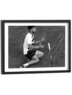 Carlos Alcaraz agenouillé sur court de tennis - affiche noir et blanc encadrée bois