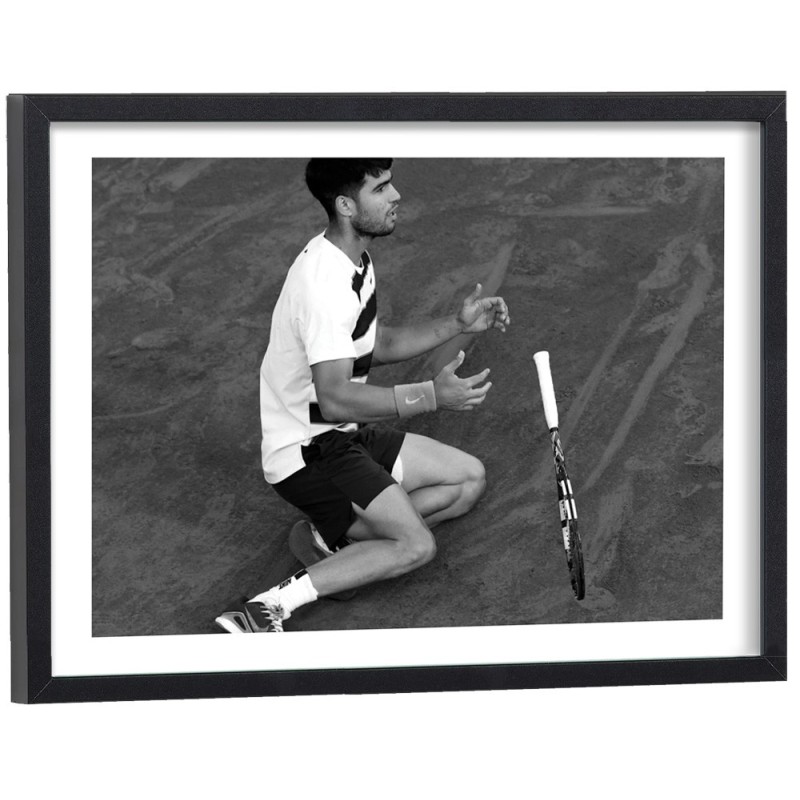 Carlos Alcaraz agenouillé sur court de tennis - affiche noir et blanc encadrée bois
