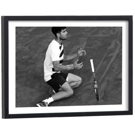 Carlos Alcaraz agenouillé sur court de tennis - affiche noir et blanc encadrée bois