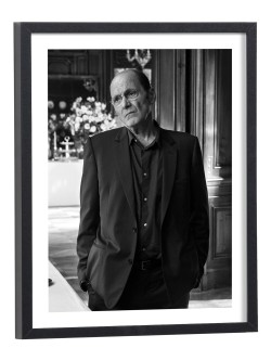 Jean-Pierre Bacri en costume noir et blanc - affiche cinéma Le sens de la fête encadrée