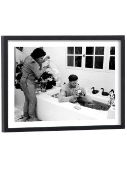 Affiche Les Visiteurs scène du bain noir et blanc - poster cinéma français encadré