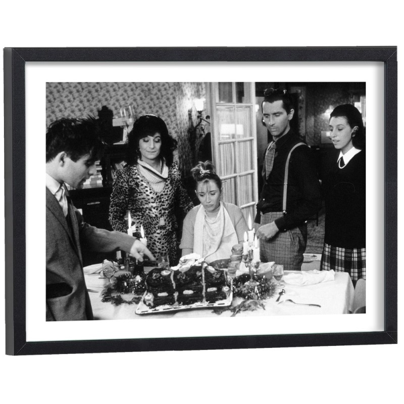 Le Père Noël est une Ordure scène du gâteau Le Kloug - affiche cinéma encadrée noir et blanc