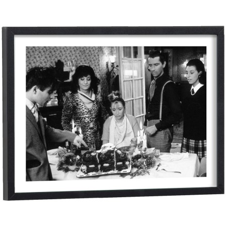 Le Père Noël est une Ordure scène du gâteau Le Kloug - affiche cinéma encadrée noir et blanc