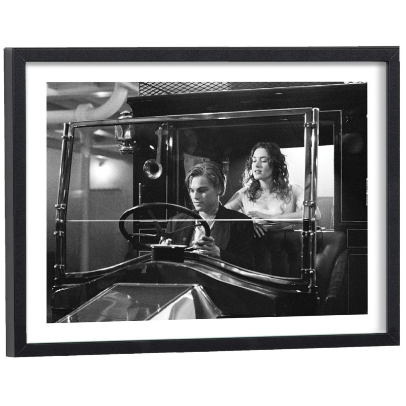 Affiche Titanic scène romantique Jack et Rose dans la voiture - poster cinéma encadré bois noir