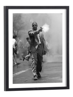 Denzel Washington dans Man on Fire - affiche cinéma noir et blanc encadrée bois noir