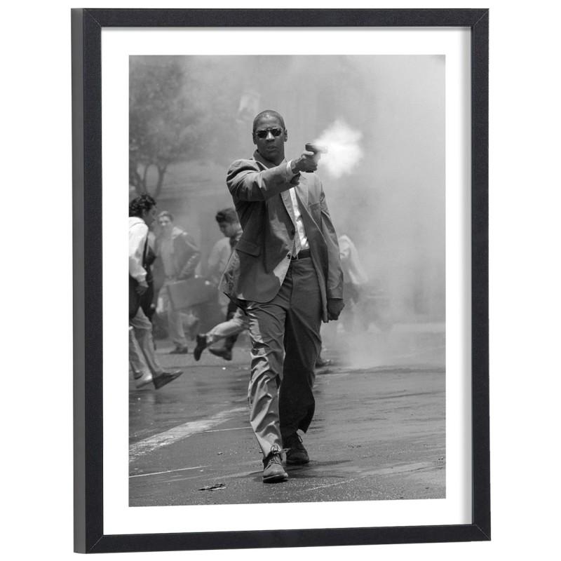Denzel Washington dans Man on Fire - affiche cinéma noir et blanc encadrée bois noir
