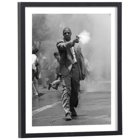 Denzel Washington dans Man on Fire - affiche cinéma noir et blanc encadrée bois noir