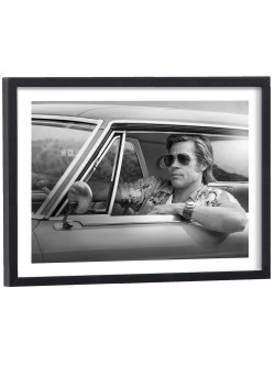 Brad Pitt au volant dans Once Upon A Time In Hollywood - affiche cinéma encadrée noir et blanc