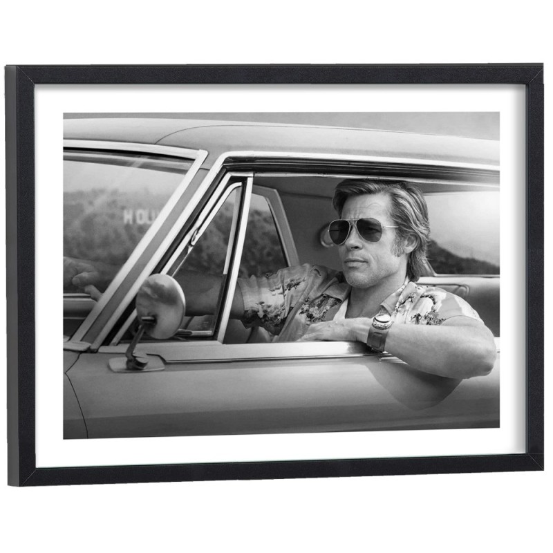 Brad Pitt au volant dans Once Upon A Time In Hollywood - affiche cinéma encadrée noir et blanc