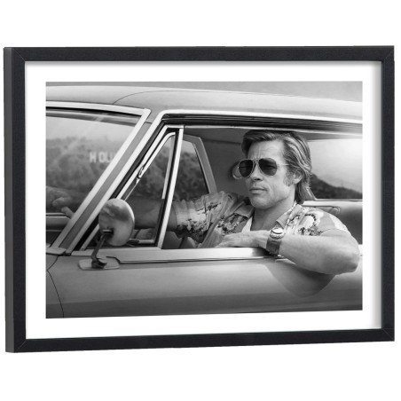 Brad Pitt au volant dans Once Upon A Time In Hollywood - affiche cinéma encadrée noir et blanc