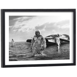 Affiche film Interstellar astronautes sur planète aquatique - poster cinéma encadré noir et blanc
