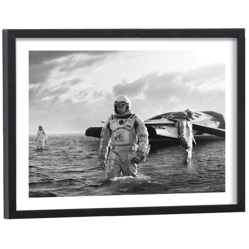 Affiche film Interstellar astronautes sur planète aquatique - poster cinéma encadré noir et blanc