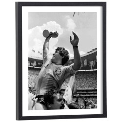 Diego Maradona soulevant la Coupe du Monde 1986 - affiche sport encadrée noir et blanc