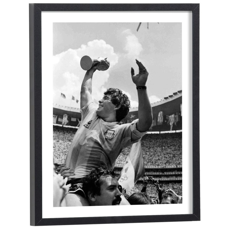 Diego Maradona soulevant la Coupe du Monde 1986 - affiche sport encadrée noir et blanc