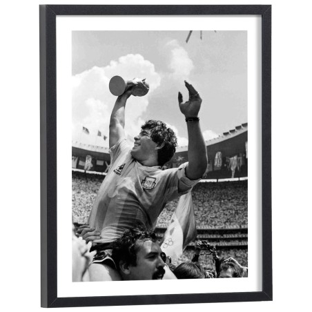 Diego Maradona soulevant la Coupe du Monde 1986 - affiche sport encadrée noir et blanc