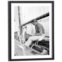 Eric Tabarly sur le pont de son voilier - affiche noir et blanc encadrée bois
