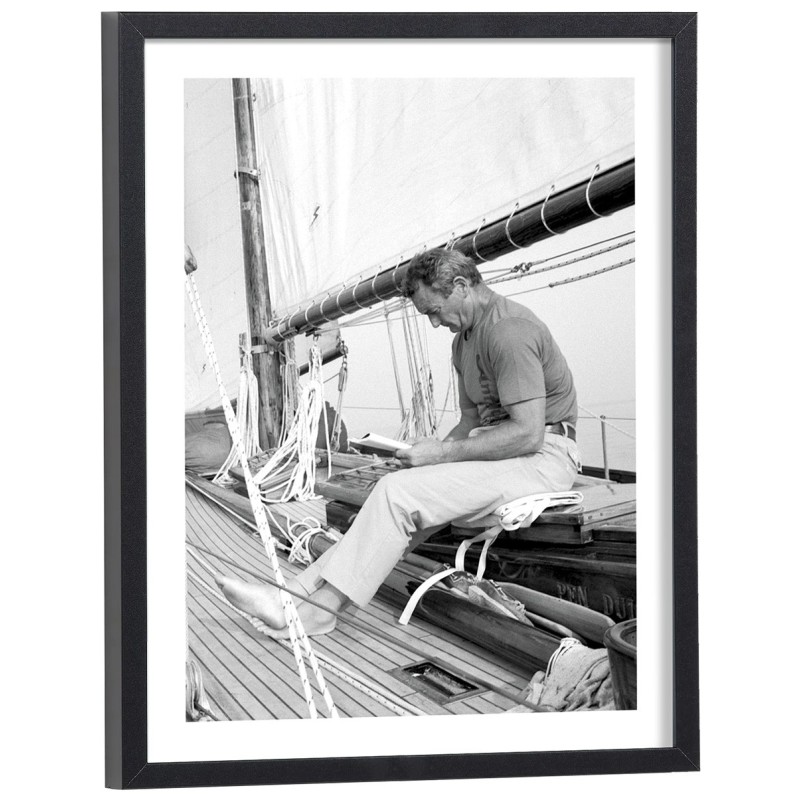 Eric Tabarly sur le pont de son voilier - affiche noir et blanc encadrée bois