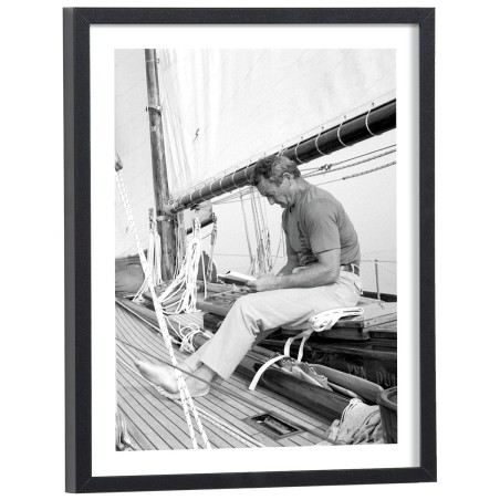 Eric Tabarly sur le pont de son voilier - affiche noir et blanc encadrée bois