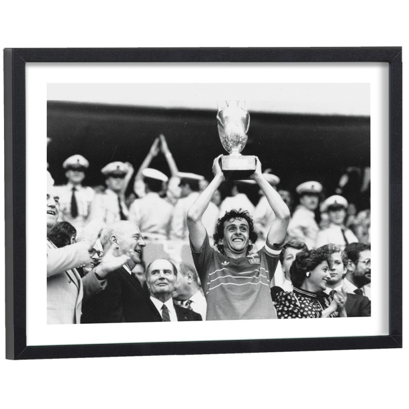Michel Platini brandissant le trophée Euro 1984 - affiche sport encadrée cadre bois noir 30x40