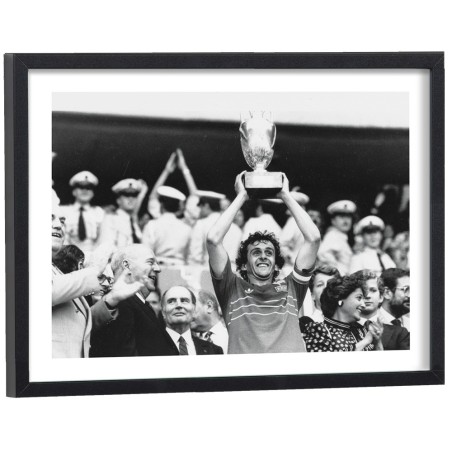 Michel Platini brandissant le trophée Euro 1984 - affiche sport encadrée cadre bois noir 30x40