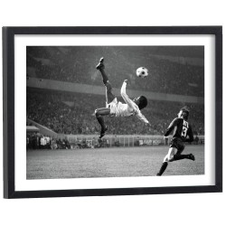 Jairzinho retournée acrobatique football - poster sport vintage encadré noir et blanc