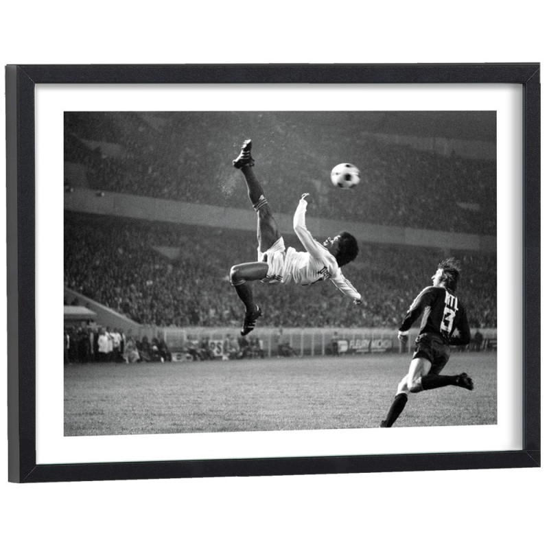Jairzinho retournée acrobatique football - poster sport vintage encadré noir et blanc