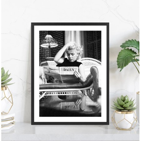Affiche Marilyn Monroe lisant le journal