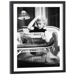 Affiche de Marilyn Monroe lisant le journal en  noir et blanc