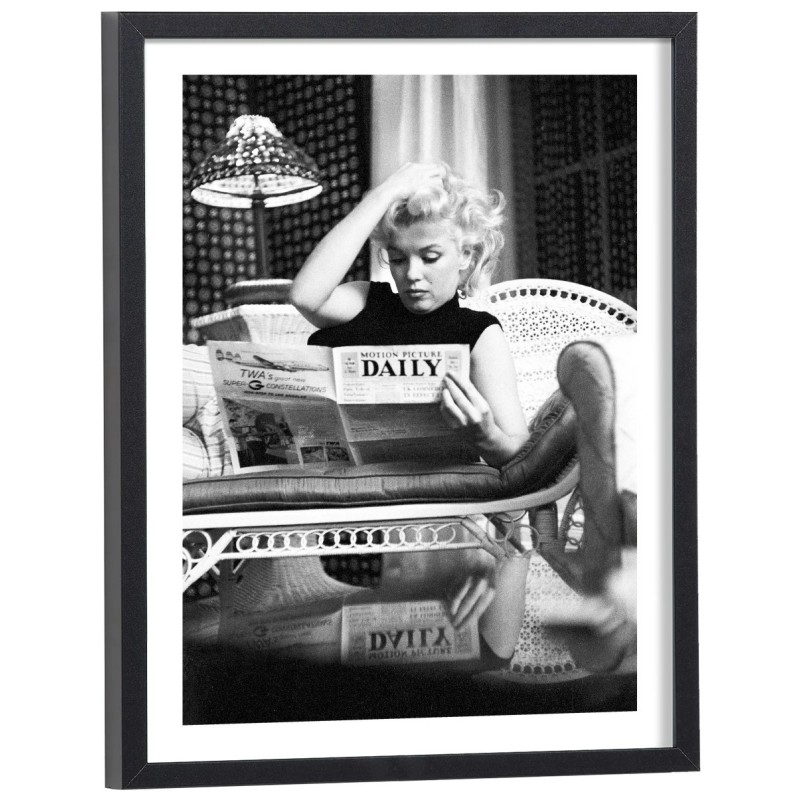 Affiche de Marilyn Monroe lisant le journal en  noir et blanc