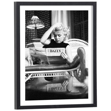 Affiche de Marilyn Monroe lisant le journal en  noir et blanc