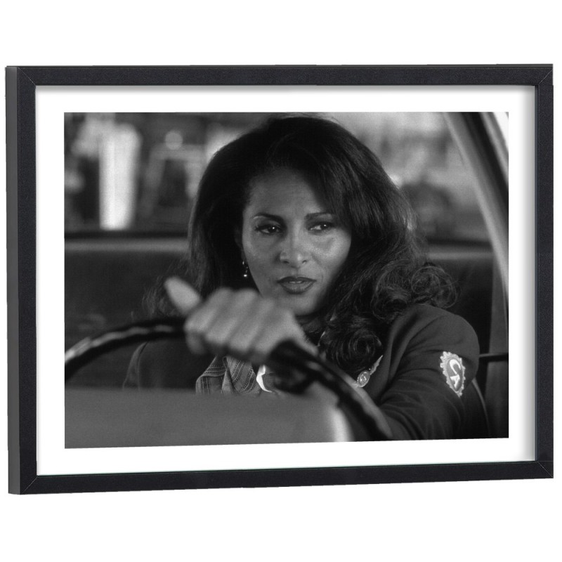 Affiche d'une scène du film Jackie Brown en noir et blanc